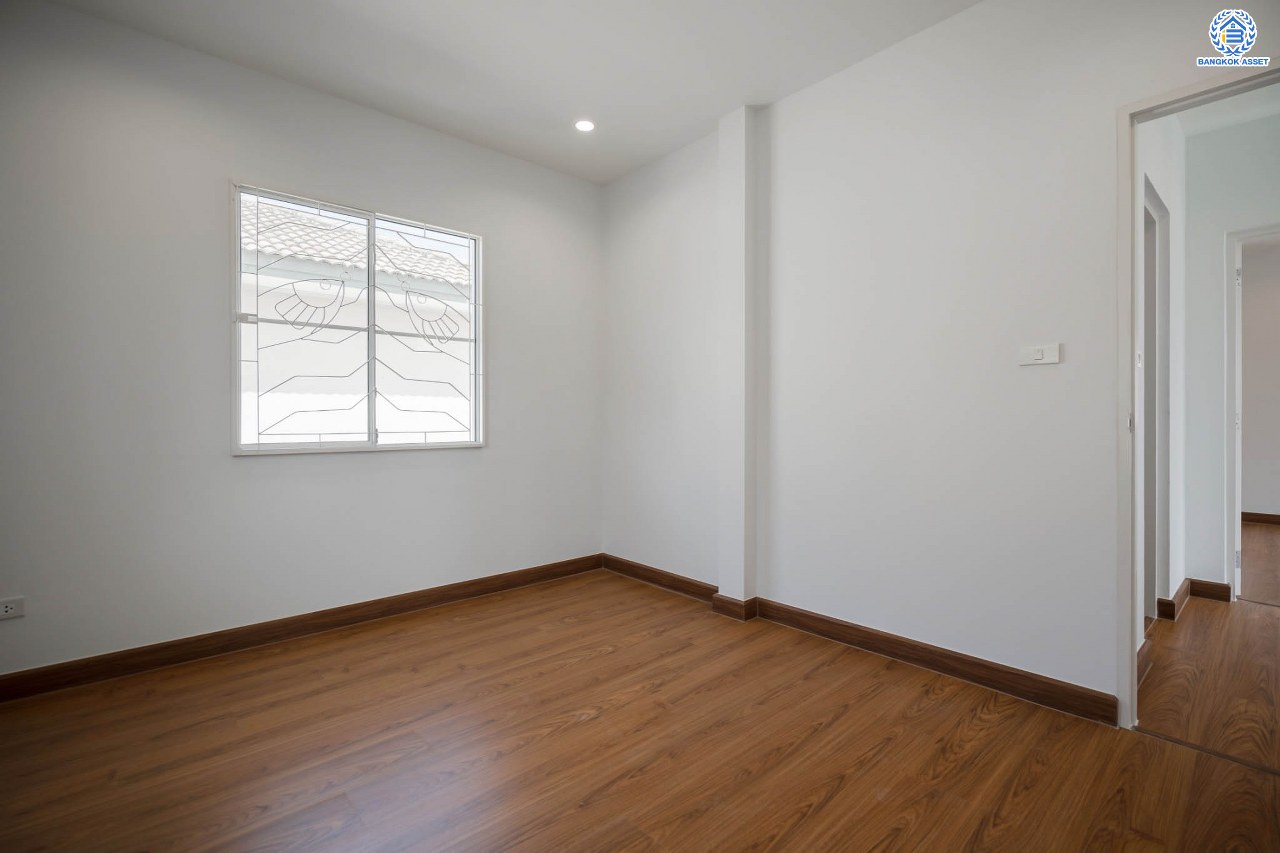 บ้านมือสองตกแต่งใหม่ โครงการ ชลลดา วัดลาดปลาดุก คุณภาพระดับ L&H บนเนื้อที่ 53.5 ตร.ว. ฟังก์ชัน 3 ห้องนอน 2 ห้องน้ำ 2 ที่จอดรถ บนทำเลศักยภาพ เพียง 15 นาทีถึง เซ็นทรัลเวสท์เกต ใกล้รถไฟฟ้าสายสีม่วง "สถานีคลองบางไผ่"